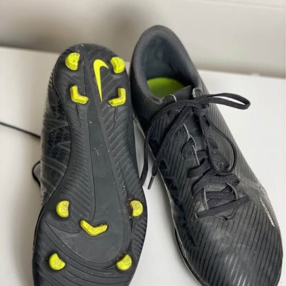 Nike Mercurial Soccer Cleats Youth Size 5.5Y Black/Volt